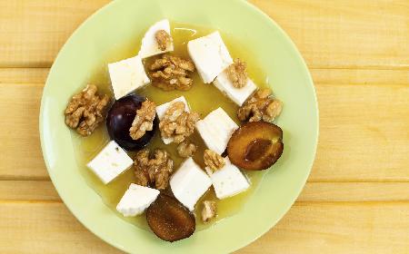 Sałatka ze śliwek z serem feta - doskonała na kolację lub lunch