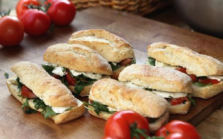Zapiekanki z mozzarellą i estragonem: przepis na śniadanie lub szybką przekąskę