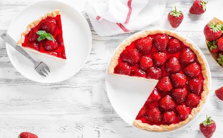Lekka tarta z truskawkami: sprawdzony przepis na tartę truskawkową
