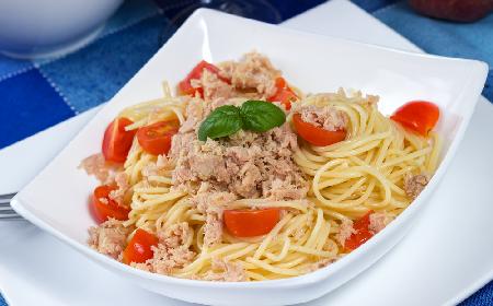 Makaron z tuńczykiem z menu beszamel