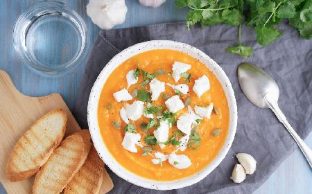 Kremowa zupa dyniowa z serem feta: syci i rozgrzewa