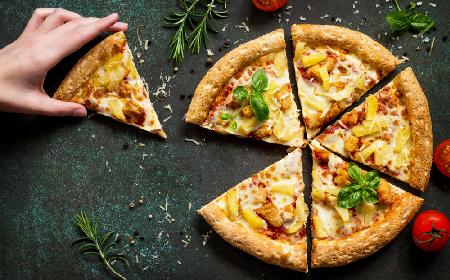 Hawajska? Czemu nie? Zobacz, którą pizzę najczęściej zamawiają Polacy