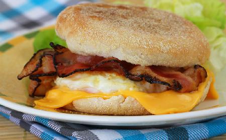 Domowy McMuffin z jajkiem i bekonem: przepis na ciepłą kanapkę śniadaniową