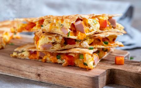 Tortilla lub naleśnik z jajecznicą i dodatkami: pyszny i lekki posiłek