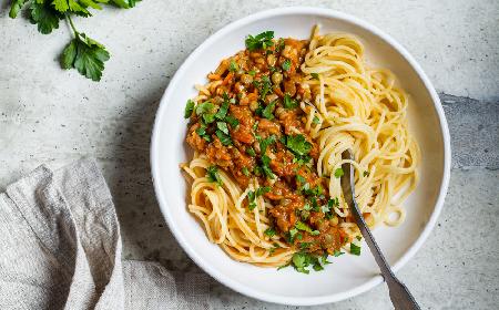 Makaron z wegańskim bolognese z soczewicą w 20 minut: pyszny, łatwy, sycący