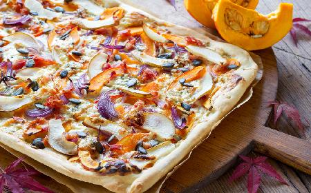 Olśniewająca pizza bianca z dynią, gruszką i czerwoną cebulą