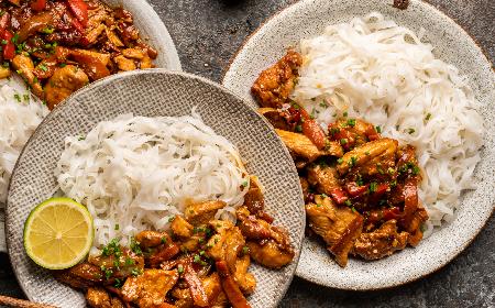 Kurczak teriyaki z makaronem ryżowym bez woka: przepis na szybki obiad z piekarnika