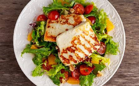 Sałatka z serem halloumi na sałacie: łatwy przepis na słońce na talerzu