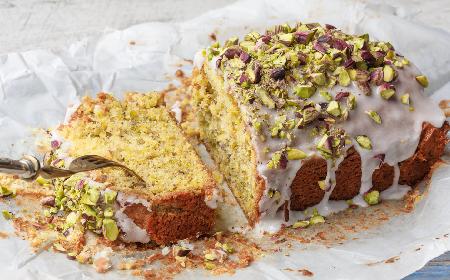 Ciasto pistacjowe z lukrem i zielonymi pistacjami: łatwy przepis na pyszną babkę