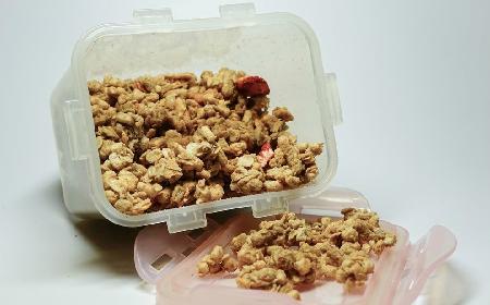Crunchy bananowo-zbożowe: przepis na pożywne zimowe śniadanie