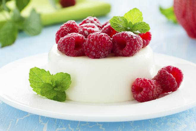 Panna cotta z sosem malinowym: przepis na włoski deser