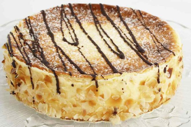 Świąteczny sernik z mascarpone z pokruszonymi ciasteczkami i migdałami