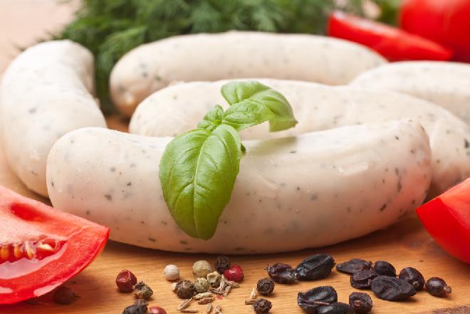 Biała kiełbasa na śmietanie: jak zrobić domową kiełbasę