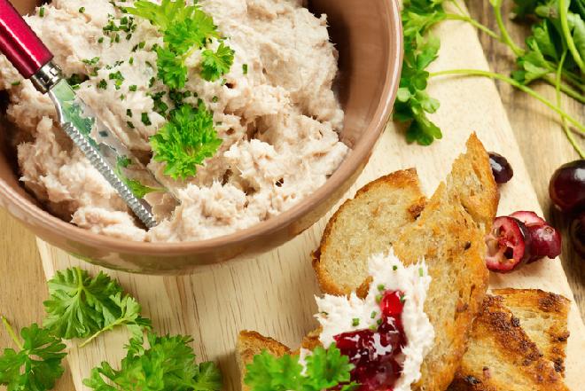 Pasta z kurczaka: przepis na wykorzystanie resztek kurczaka