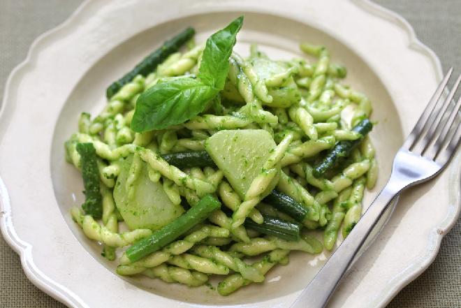 Makaron z pesto, fasolką szparagową i ziemniakami: włoski przepis na sycące danie