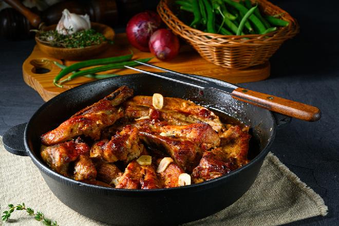 Idealnie soczyste żeberka wieprzowe z czosnkiem i sosem BBQ