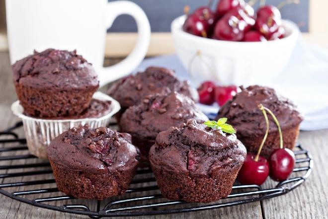 Kuszące muffinki czekoladowe z wiśniami