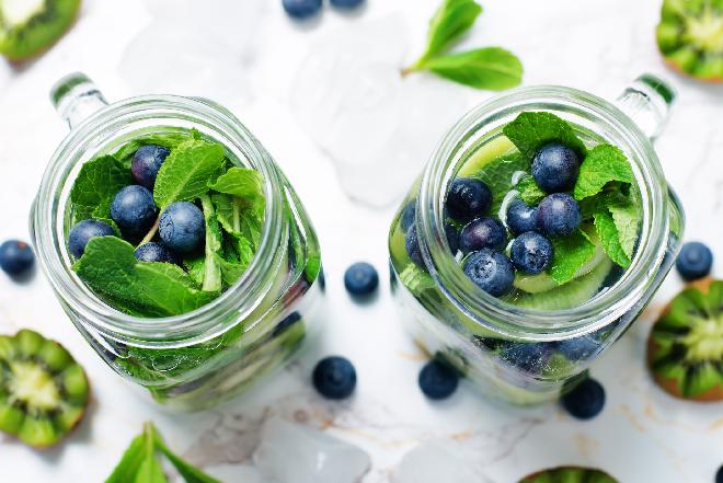 Mojito na lato: przepis z borówką amerykańską i kiwi