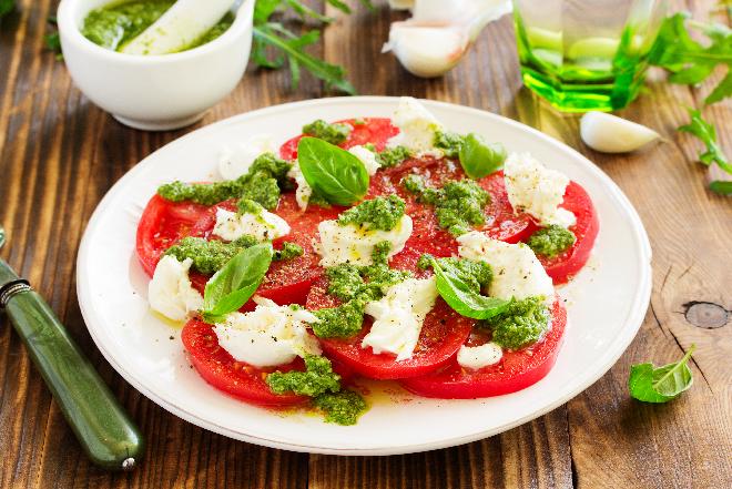 Klasyczna sałatka caprese: przepis na włoski przysmak