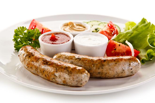 Tradycyjna pieczona biała kiełbasa: przepis nie tylko na Wielkanoc